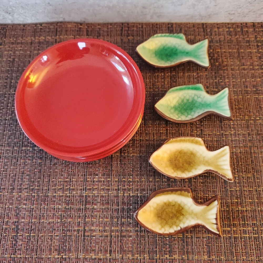 Sushi set- 4 soy sauce bowls and ceramic fish chopstick rests